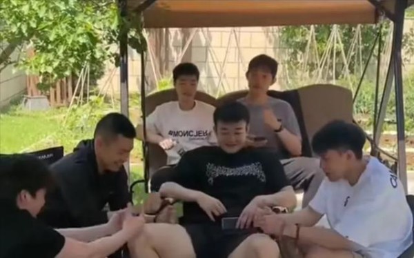 丛明晨被小将们服务