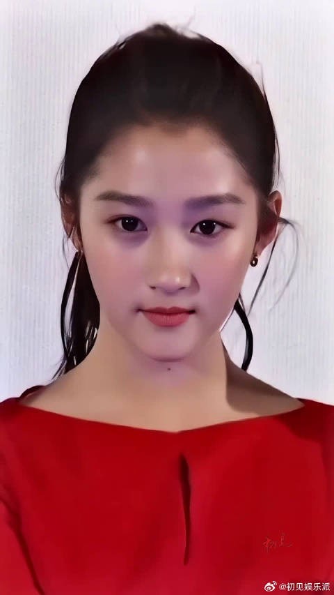 4岁出道，8岁成名，20岁以最年轻女演员获得白玉兰奖，关晓彤