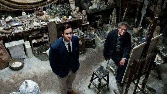 《最后的肖像》（Final Portrait）中Armie Hammer扮演James Lord，Geoffrey Rush扮演阿尔贝托·贾科梅蒂。图片：Stanley Tucci，《Final Portrait》，90′（2017），Marian Masone选用