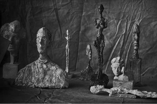 　　Peter Lindbergh，《贾科梅蒂，一组9个，苏黎世》（Alberto Giacometti， Group of Nine， Zurich），2016。图片：? Peter Lindbergh ? Succession Alberto Giacometti （Fondation Giacometti + ADAGP） Paris 2017