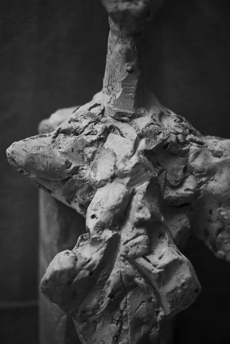Peter Lindbergh，《阿尔贝托·贾科梅蒂，Femme debout （1961）， Zurich》，2016。图片：? Peter Lindbergh ? Succession Alberto Giacometti （Fondation Giacometti + ADAGP） Paris 2017