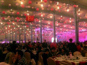 席开400多桌,据说一桌就8000块(网友供图)