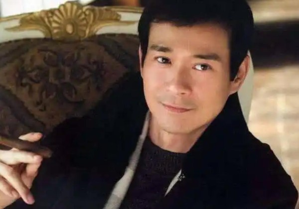 “养不熟的白眼狼”！这4位明星个个忘恩负义，翻脸不认人！