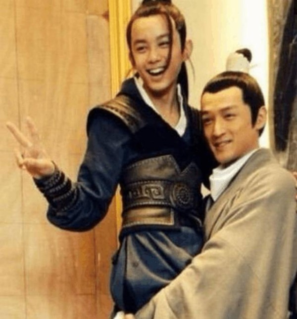 看明星们重现昔日合影，时光惊艳了谁