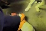 彻底疯狂!尼克斯球迷围成圈 疯狂踩踏哈利伯顿娃娃