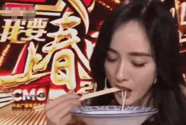 明星太自律！杨幂只吃一根面不算啥，有谁注意肖战吃糖饼？佩服！