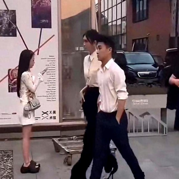 奚梦瑶何猷君慈善夜秀恩爱，身材比例抢镜，慈善捐款却鲜有人问