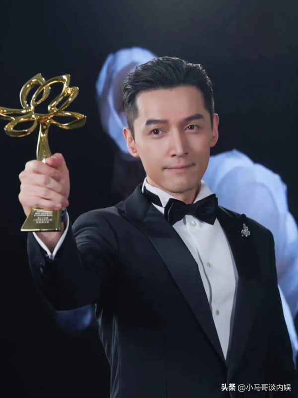 小马哥谈内娱：国内明星代言费TOP排名大公开！！！
流量与实力，谁才是王者？？不过，这第一名我是没预料到是他？？
 
1. 鹿晗、易烊千玺：代言费据传可达8000万，他们作为人气偶像，拥有庞大的粉丝群体和较高的商业价值。
 
2. 胡歌：代言费约2600万，凭借精湛的演技和良好的口碑，在影视圈拥有极高的地位。
 
3. 肖战：代言费2500万，作为当红流量明星，影响力大，受众多品牌青睐。
 
4....