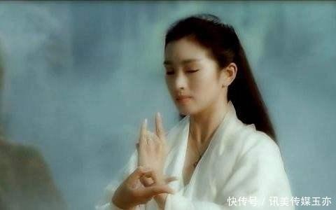 演天山童姥的4位明星前3位都演成“小屁孩”，最后一位无人能及