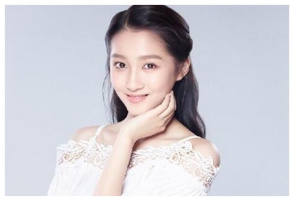 女艺人抖音粉数大揭秘，迪丽热巴拔得头筹，杨颖关晓彤紧随其后