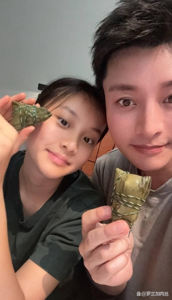 贾乃亮端午节晒与女儿合照