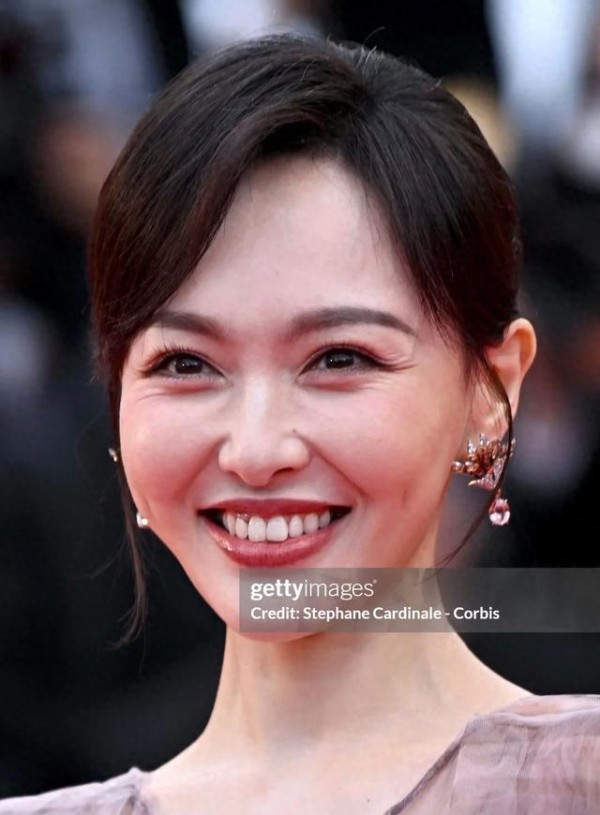 戛纳红毯中国明星大比拼，周冬雨性感蜕变，于适肌肉抢镜