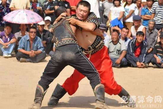 梦见摔跤感情运势有所提升，近期可能会遇到心仪的对象