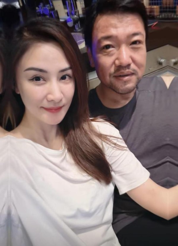 继贾玲瘦身后，贾冰瘦到脱相，妻子大方公开减肥法，沈腾却成标靶