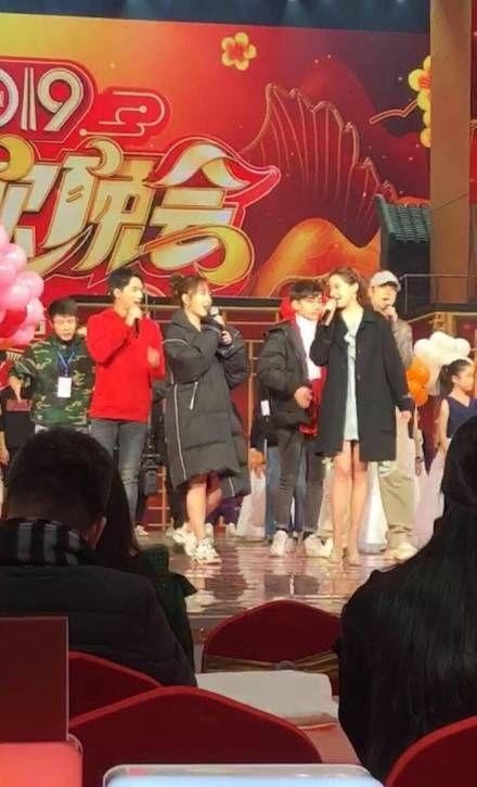 杨紫关晓彤同为童星出道，演技不相上下的两人，因为腿上了热搜！