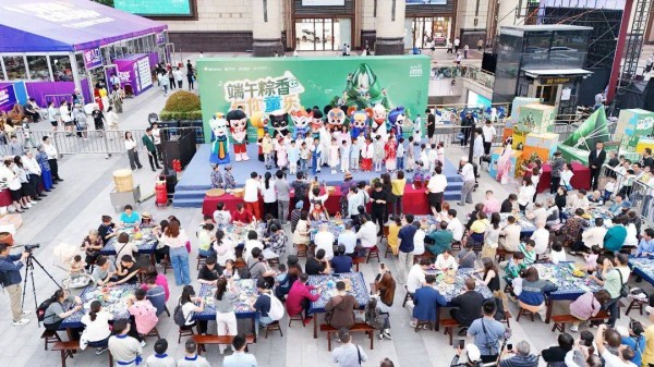 当粽香遇上童乐，中外市民游客在环球港包粽子迎端午