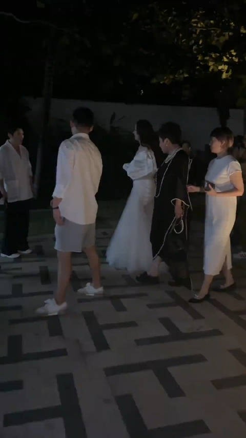 向太晒孙女送自己的礼物，4岁小奶黄漂亮可爱又很Q萌，和郭碧婷简直太像了