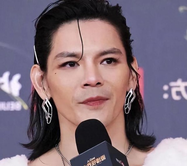 向佐：从富二代到搞笑艺人，奇装异服走红毯引热议