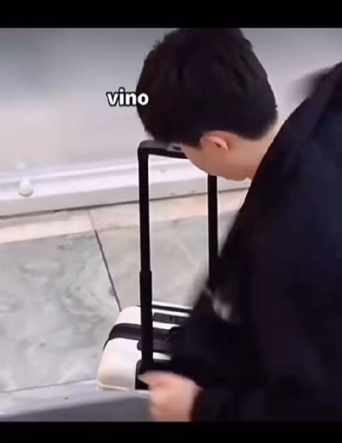 除了莎莎这口型我实在想不出来是啥这位哥对自己的口袋里的东西不太熟啊