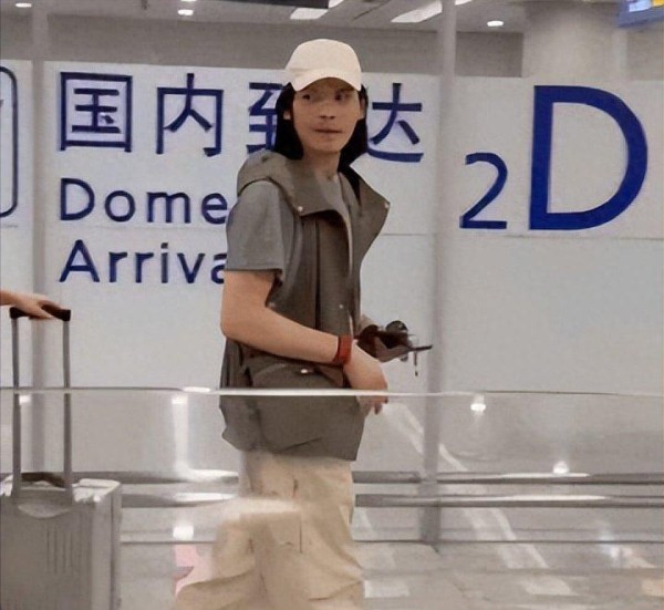 向佐的粉丝接机现象，压力与期待？他将如何在娱乐圈中持续发光？