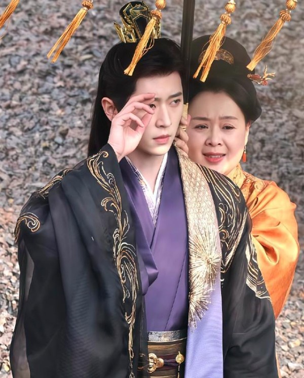 白鹿新剧预告古装版致命女人 《莫离》造型引期待
