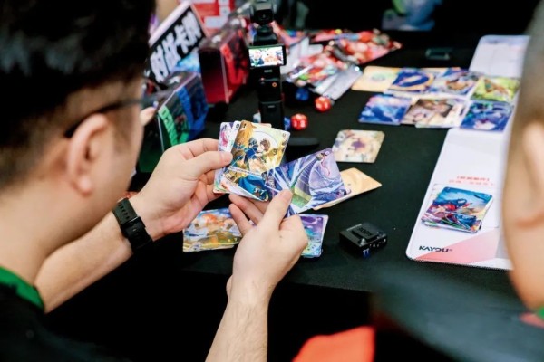 5月17日，在杭州CP31漫展期间，玩家体验卡游原创《一决·三国对战卡牌》。图/受访者提供