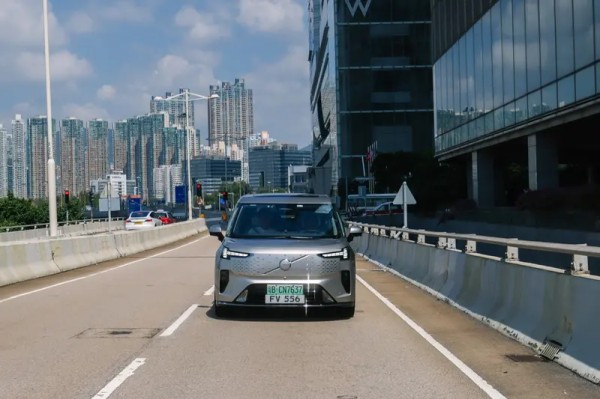 公路上的汽车 描述已自动生成