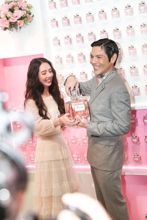 向佐郭碧婷综艺反差秀：豪门婚姻的烟火气与星光