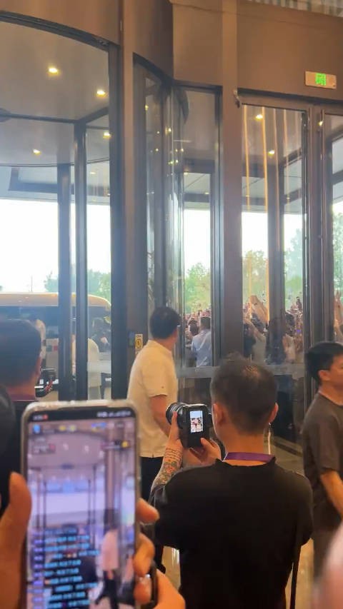 人气爆棚的头头，难为安保人员了哈哈哈哈， 王楚钦