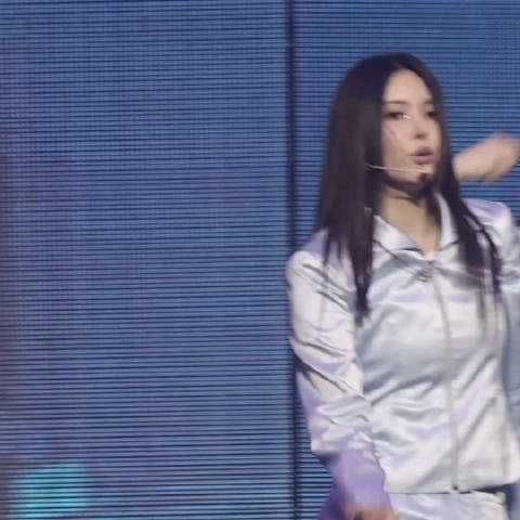 推万转:只看脸就能感受到YUNAH一代女爱豆的绯闻,很适合千禧风诶