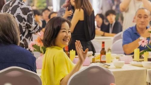 林青霞出席晚宴，皱纹明显自然老去，给意大利导演敬酒场面尴尬