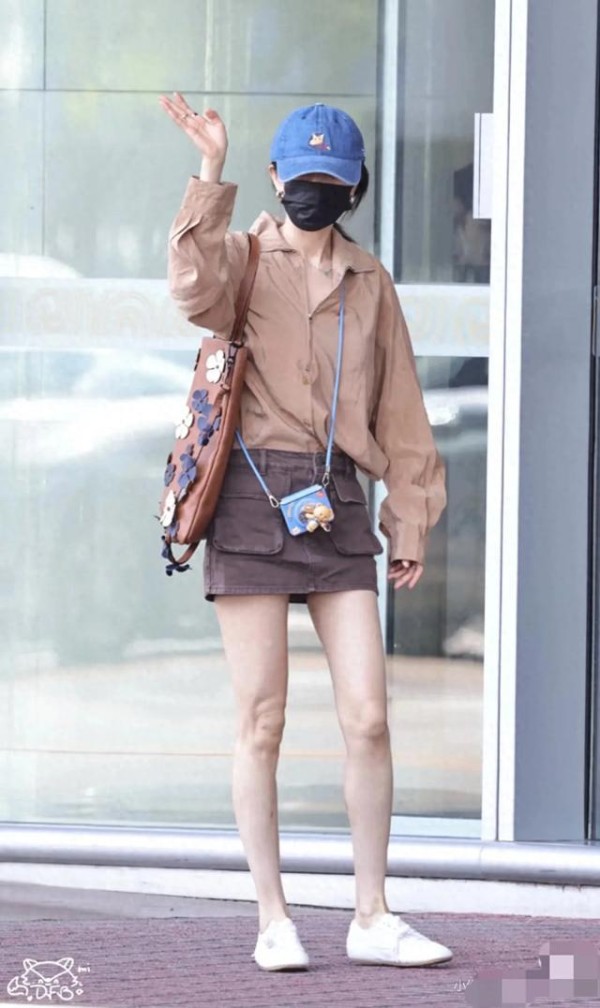 今日明星机场LOOK！吴谨言产后首秀！杨幂秀美腿！赵丽颖捂得严实