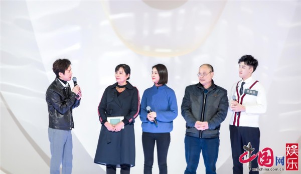 何炅惊喜现身《声入人心》 六位“宝藏”成员首开唱