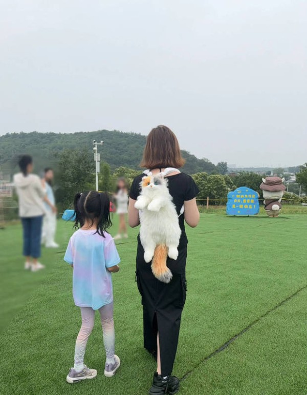 杜华带着小朋友过六一。