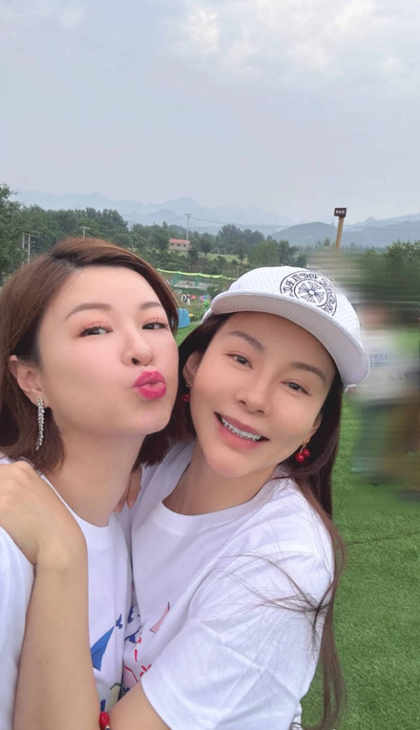 杜华与友人合影。