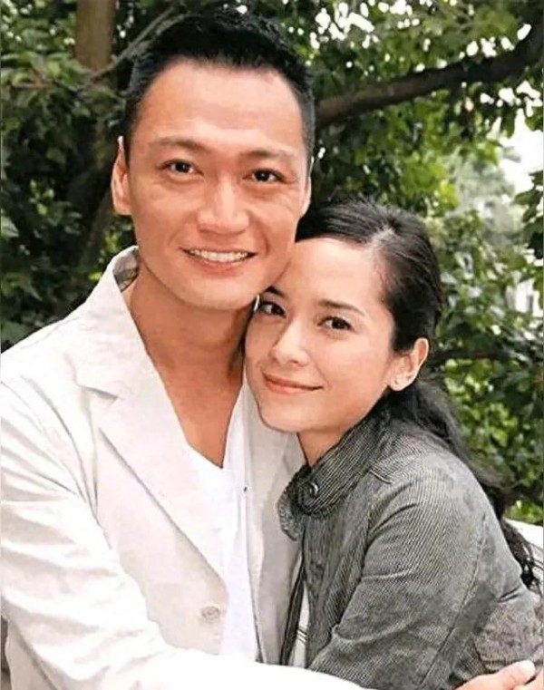 揭秘港星“不老传奇”：自律坚持乐观背后的魅力