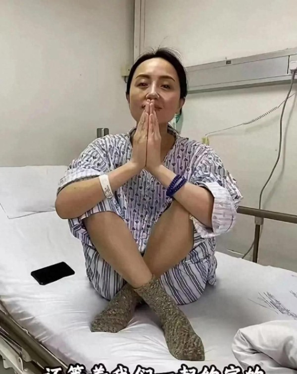 朱媛媛堂妹晒出全家福，哥哥身份曝光，妹妹漂亮，父母都非常善良