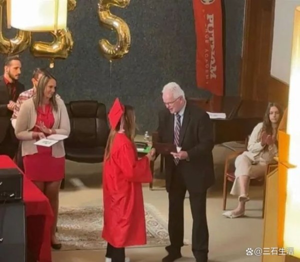冯小刚女儿高中毕业回国 颜值逆袭 气质如母引发热议