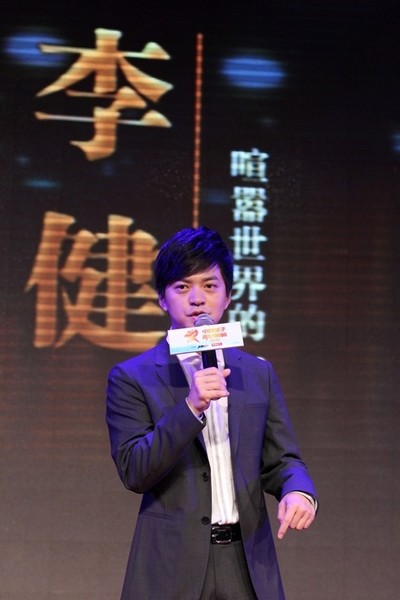 李健说“青年领袖”要保持袖口和领子的清洁,所以他站到了这里