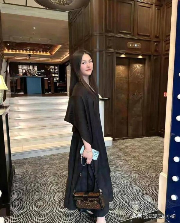 李湘端午节和女儿吃粽子，这粽子估计普通人一辈子也吃不上一次