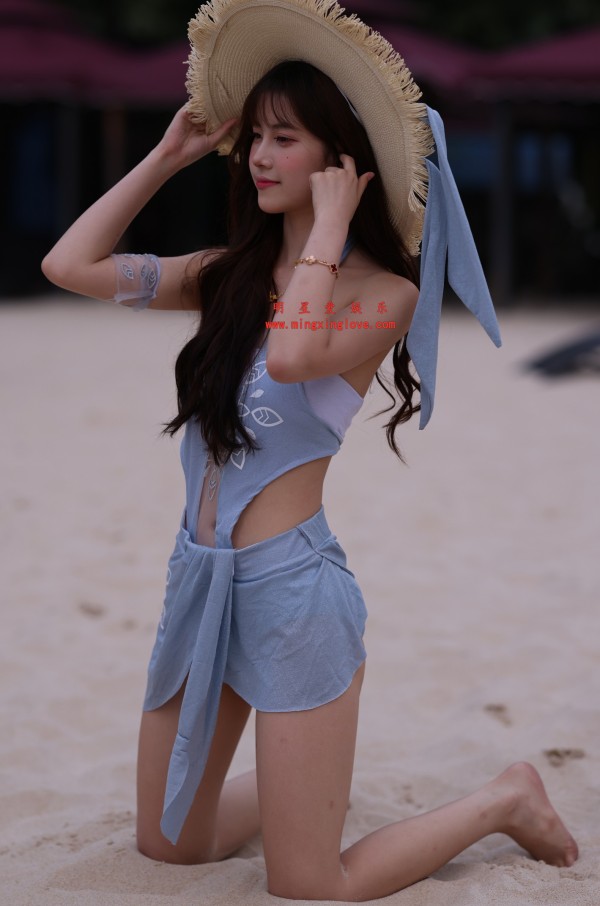 【车模街拍系列】抖音百万粉丝网红车模克罗拉海滩私房写真花絮照片，吊带内衣、美腿光脚造型，高清8K分辨率原图无修生图下载（至尊）