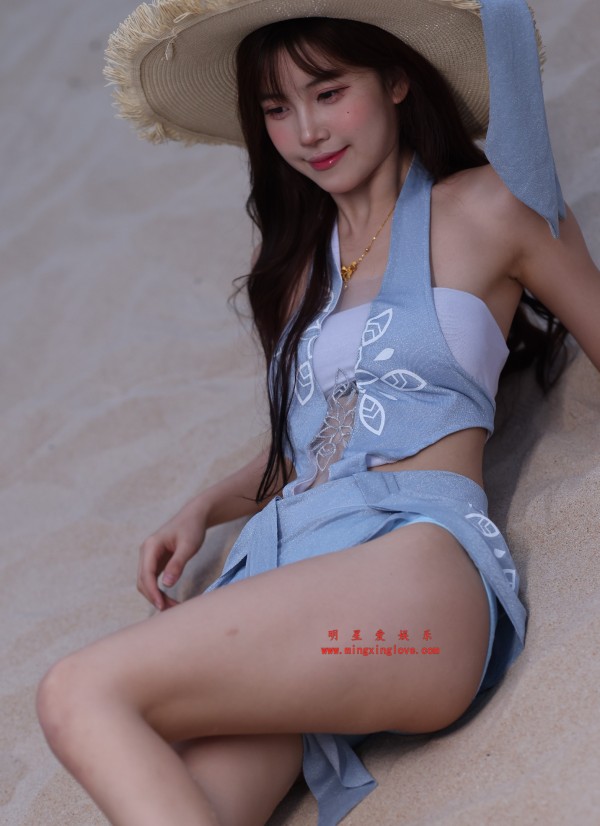 【车模街拍系列】抖音百万粉丝网红车模克罗拉海滩私房写真花絮照片，吊带内衣、美腿光脚造型，高清8K分辨率原图无修生图下载（至尊）