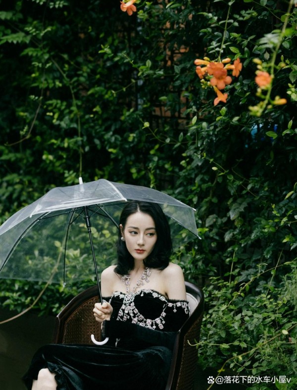 国民女神迪丽热巴，时尚唯美性感，成为最璀璨的标签