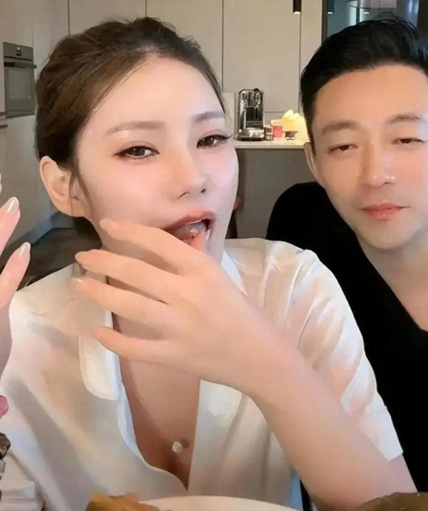 汪小菲端午独自带娃！马筱梅出席奢侈品牌周年庆，穿浅紫挂脖裙美