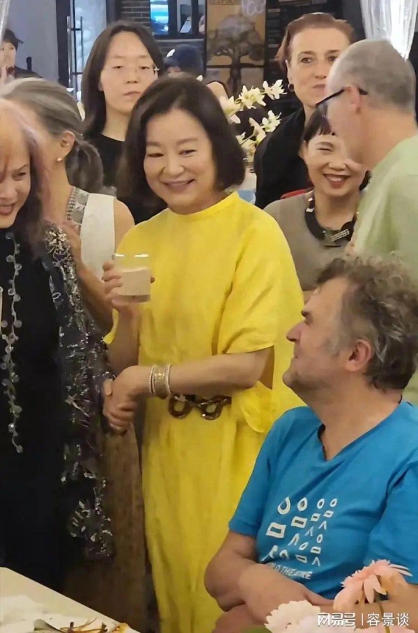 林青霞在江西参加晚宴，穿着近八千元的裙子，皮肉松弛了依然很美