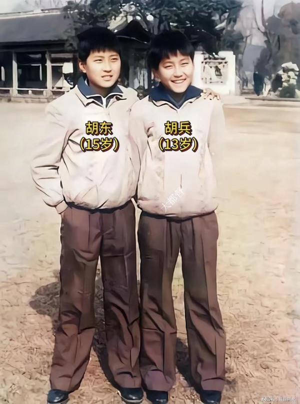 1984年，胡兵和哥哥青春时期的合影