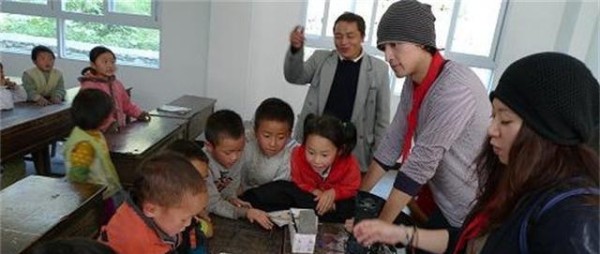 胡歌捐献的希望小学，学校名字却十分怪异，网友们纷纷点赞