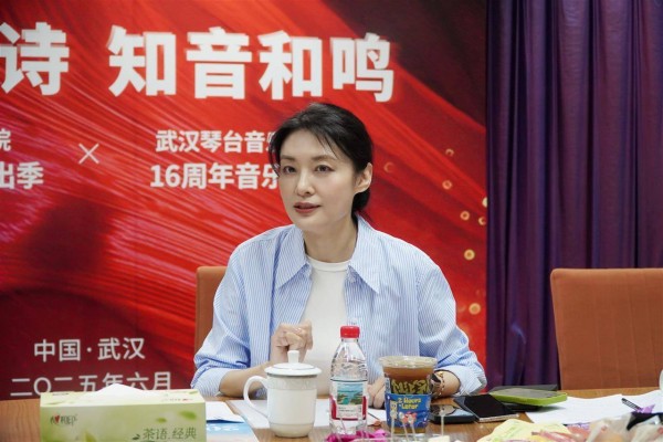 前央视主持人周涛以新身份亮相武汉，为琴台大剧院18周年“打Call”