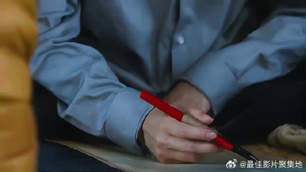 小子偷看女孩胸部被发现,下秒一个动作,简直绝了!