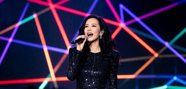 雨夜惊魂！莫文蔚苏州演唱会两度滑倒，却缔造年度最震撼舞台